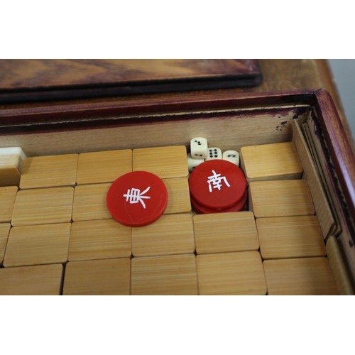 148 - A bamboo and bone Mah-jongg set, in hardwood case