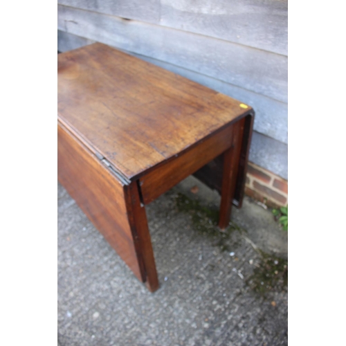 425 - A Georgian mahogany drop leaf dining table, on square supports, 60