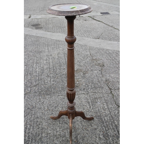 453 - A William IV mahogany circular top occasional table, on turned and carved column, circular base and ... 