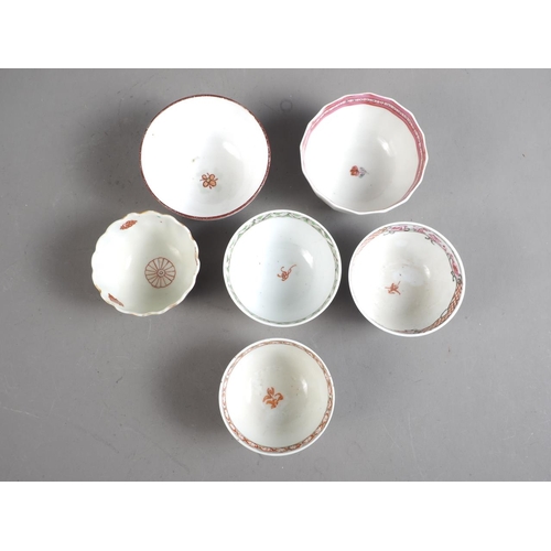 7 - Ten 18th century and later English porcelain tea bowls with chinoiserie decoration (some with rim ch... 