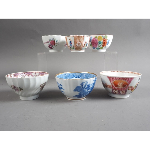 7 - Ten 18th century and later English porcelain tea bowls with chinoiserie decoration (some with rim ch... 