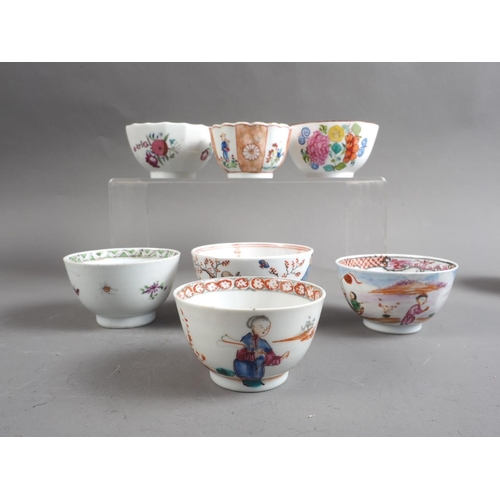 7 - Ten 18th century and later English porcelain tea bowls with chinoiserie decoration (some with rim ch... 