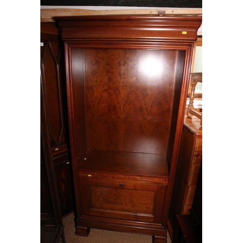 510 - A French cherrywood bookcase, on bracket feet, 36