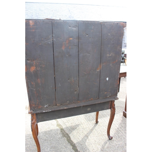 457 - An early 18th century figured walnut and feather banded secretaire abbatant, the upper section fitte... 