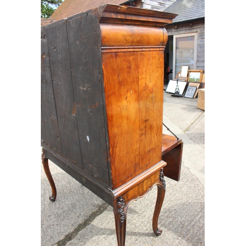 457 - An early 18th century figured walnut and feather banded secretaire abbatant, the upper section fitte... 