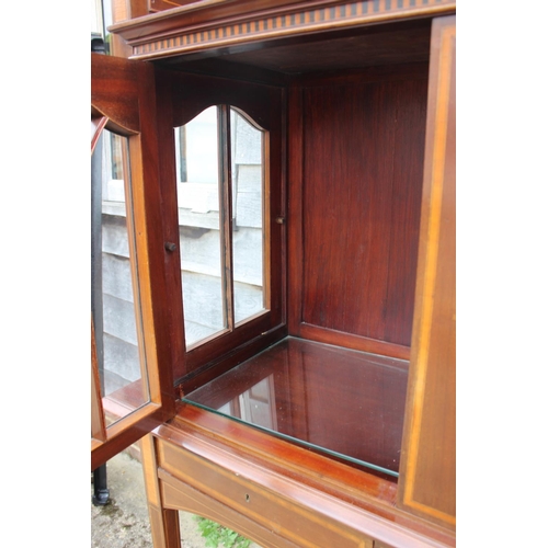 561 - An Edwardian walnut and satinwood banded display cabinet with raised back over two Gothic lattice do... 