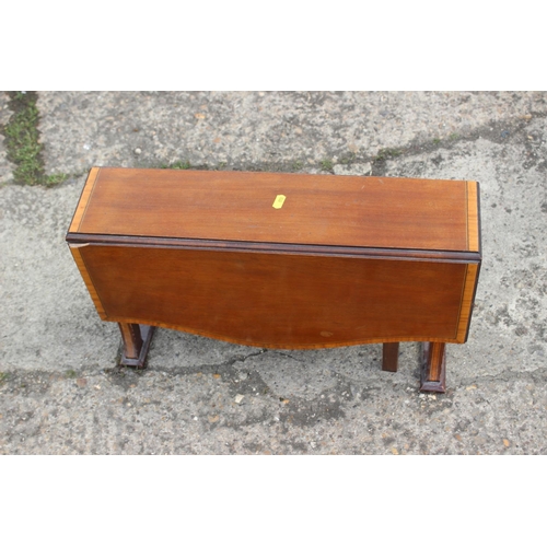 578 - An Edwardian walnut and satinwood banded Sutherland table,  21