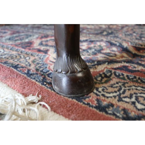 447 - An early Georgian Padouk deep drop leaf dining table, on turned supports with horse hoof feet, 38