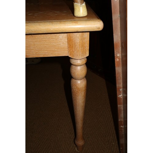 530 - An oak dining table, on turned supports, 48