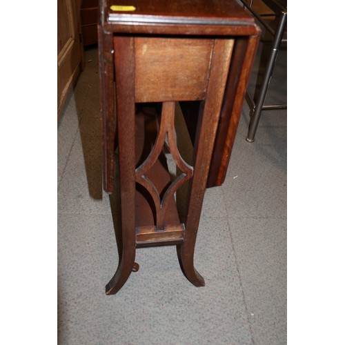 559 - An Edwardian walnut and satinwood banded Sutherland tea table with pierced end supports, 24