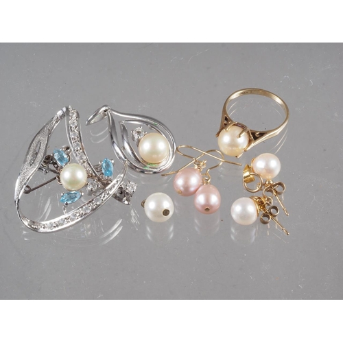 289 - A white metal brooch set faux pearl and aqua coloured stones, a white metal and pearl pendant, a 9ct... 