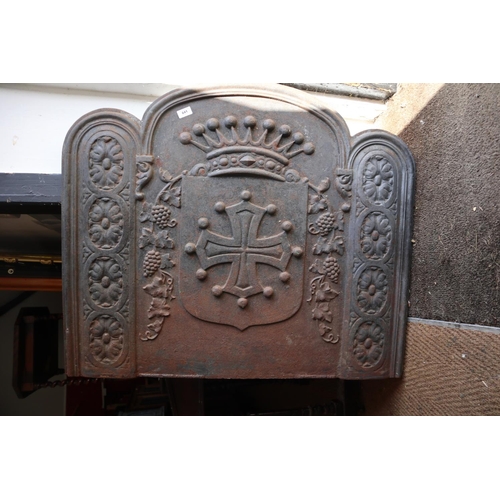 641 - A French cast iron fire back, of 17th century design with a Count of Toulouse coat of arms, 32