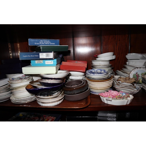 72 - A quantity of miscellaneous ceramic pin dishes, various