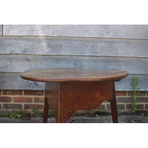 461 - An 18th century chestnut cricket table, on splay supports, 26