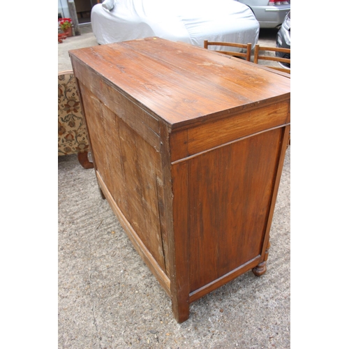 565 - An early 20th century Continental walnut inlaid chest of four drawers with brass square handles, on ... 