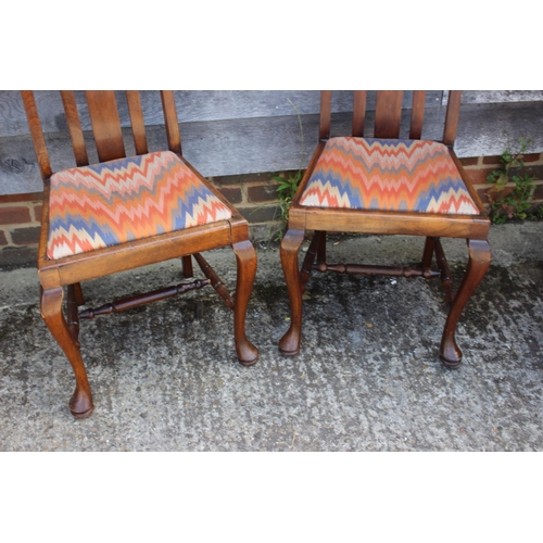 569 - A pair of Continental walnut splat back side chairs with drop-in seat, on cabriole supports