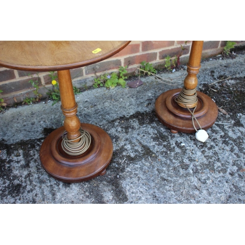 585 - A pair of early 20th century turned walnut lamp tables, on circular bases, 42