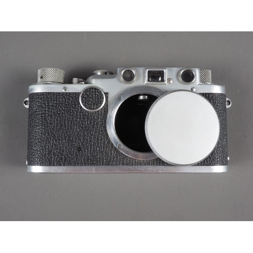 80 - An Ernst Leitz Wetzlar Germany Leica DRP camera, serial no Nr.450342, with brown leather case (body ... 