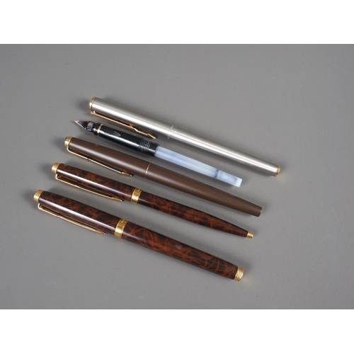 138 - A Parker France 11A brown marbled fountain pen with 14ct gold nib, a matching ballpoint pen, another... 