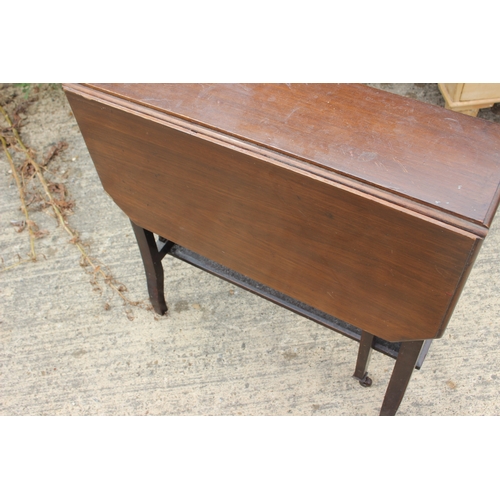 526 - An Edwardian walnut Sutherland table, 22