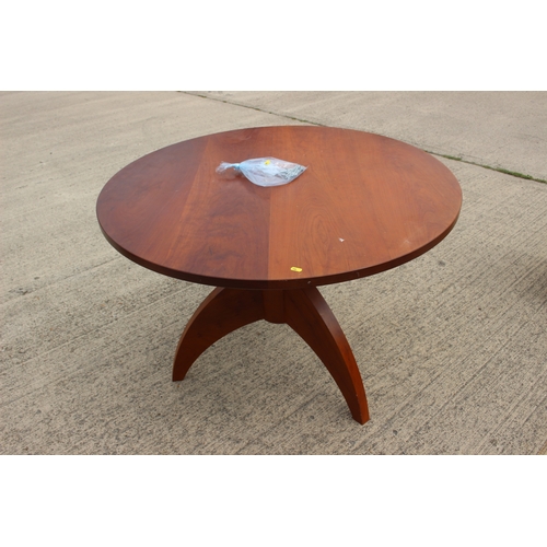 527 - A modern cherrywood circular dining table, on tripod splay support, 42