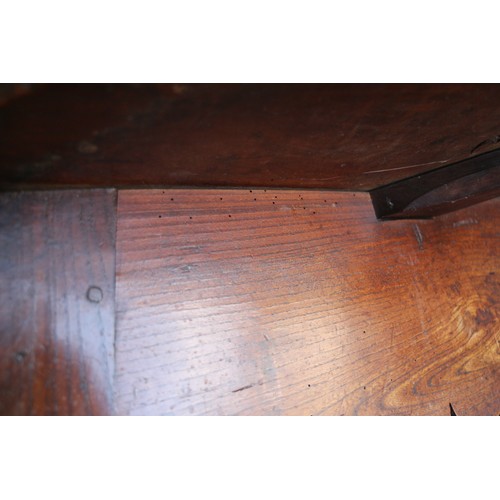 461 - An 18th century chestnut cricket table, on splay supports, 26