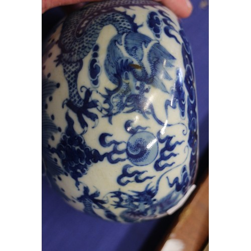 49 - A Chinese blue and white brush washer with dragon and flaming pearl decoration, four-character mark ... 