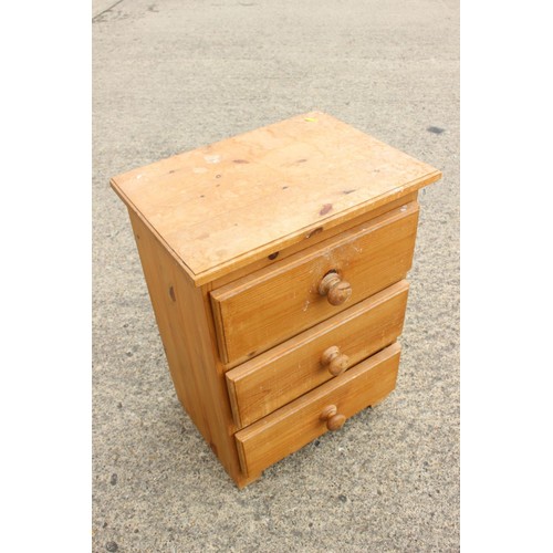 541 - Two pine bedside chests of three drawers with knob handles, larger 21