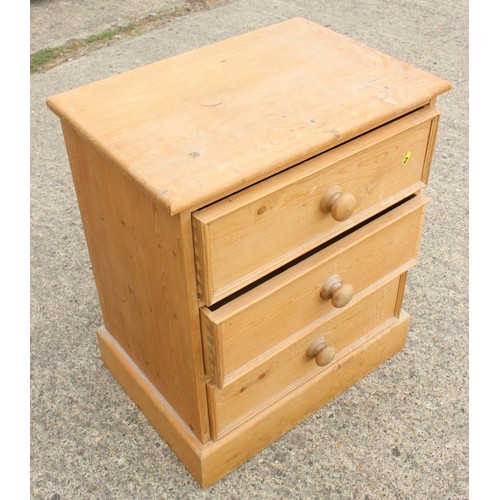 541 - Two pine bedside chests of three drawers with knob handles, larger 21