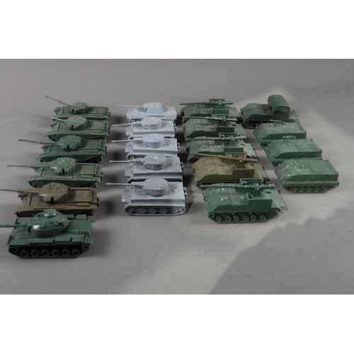 189 - A quantity of complete, scale model tanks, mostly plastic, in various sizes