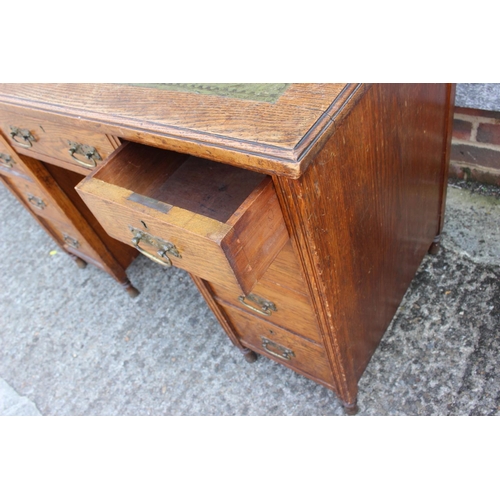 401 - An Edwardian oak twin pedestal desk tooled and gilt green leather top over nine drawers, 42