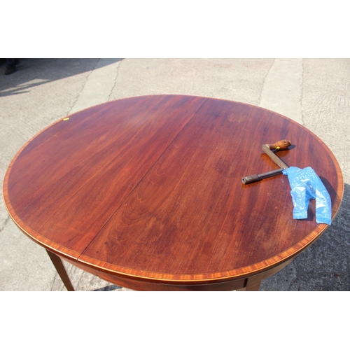 405 - A late Georgian design mahogany and birch oval dining table, on square tapered castored supports, 47... 