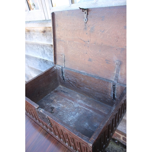 419 - A late 17th century oak bible/lace box with arcaded sides, 24