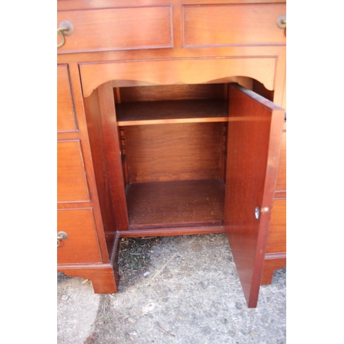 530 - A walnut kneehole desk, fitted eight drawers and cupboard, on bracket feet, 40