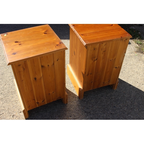 568 - A pair of pine bedside chests of three drawers, 16