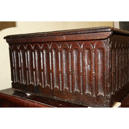 419 - A late 17th century oak bible/lace box with arcaded sides, 24