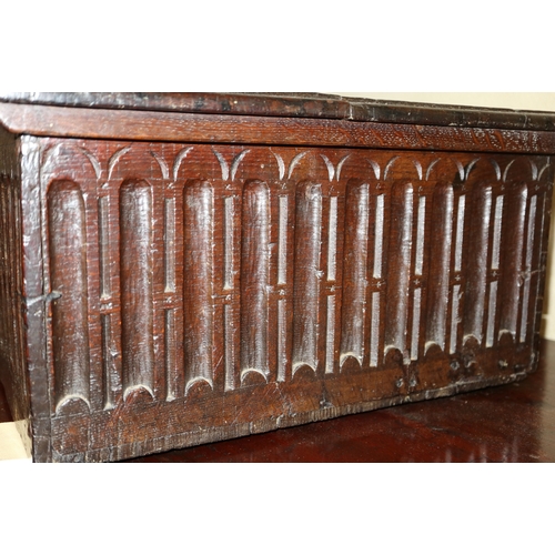 419 - A late 17th century oak bible/lace box with arcaded sides, 24