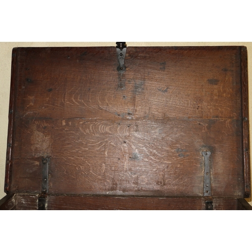 419 - A late 17th century oak bible/lace box with arcaded sides, 24