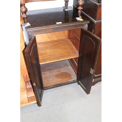 465 - A mahogany side cupboard enclosed two arch panel doors, on stile supports, 18 1/2