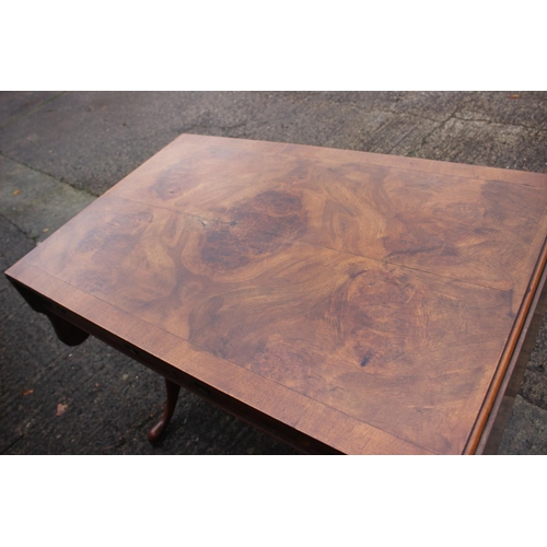 564 - A figured walnut and banded sofa table, fitted two drawers, on twin turned end and splay supports, 5... 