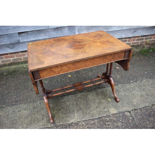 564 - A figured walnut and banded sofa table, fitted two drawers, on twin turned end and splay supports, 5... 