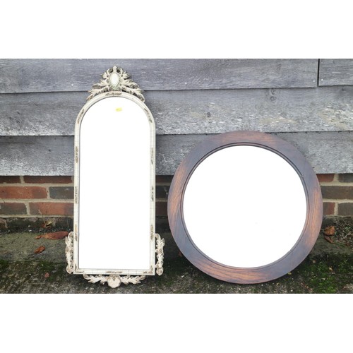 515 - An oval gilt framed wall mirror with bevelled plate, 22