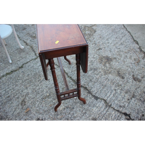 534 - An Edwardian walnut Sutherland tea table, on turned supports united by a spindle stretcher, 24