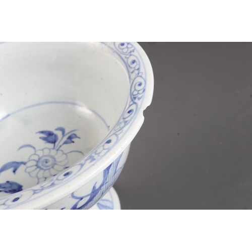 99 - A Chinese pedestal bowl with dragon decoration, 6 1/4