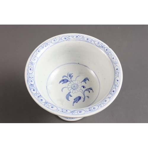 99 - A Chinese pedestal bowl with dragon decoration, 6 1/4