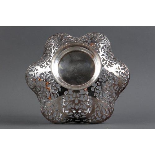 291 - A silver shaped edge bonbon dish with pierced decoration, on circular base, 7 1/4