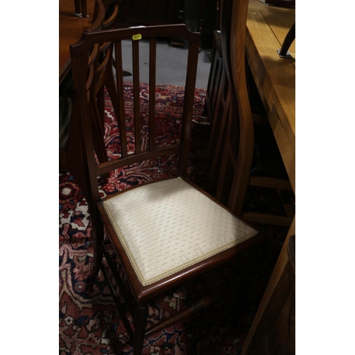 562 - An Edwardian walnut and line inlaid Sutherland tea table, on splay supports, 27