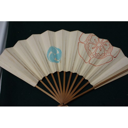 112 - Fifteen Japanese fans, some with calligraphy decoration, various