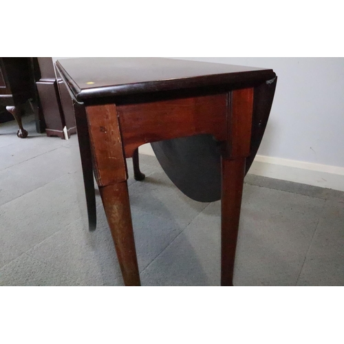 442 - A Georgian padouk drop leaf oval dining table, on turned supports and pad feet, 48