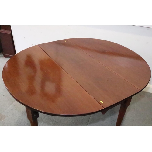 442 - A Georgian padouk drop leaf oval dining table, on turned supports and pad feet, 48